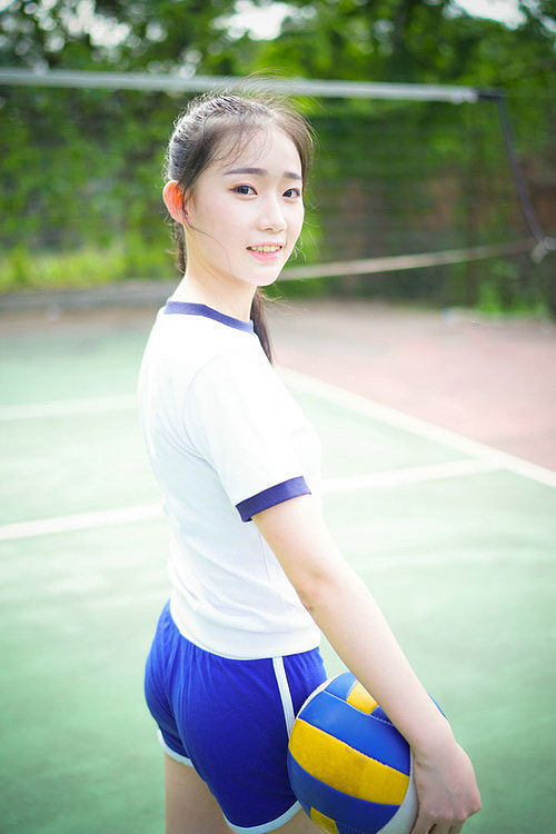 小孩半夜喂姐姐吃萝卜_：短视频观看
